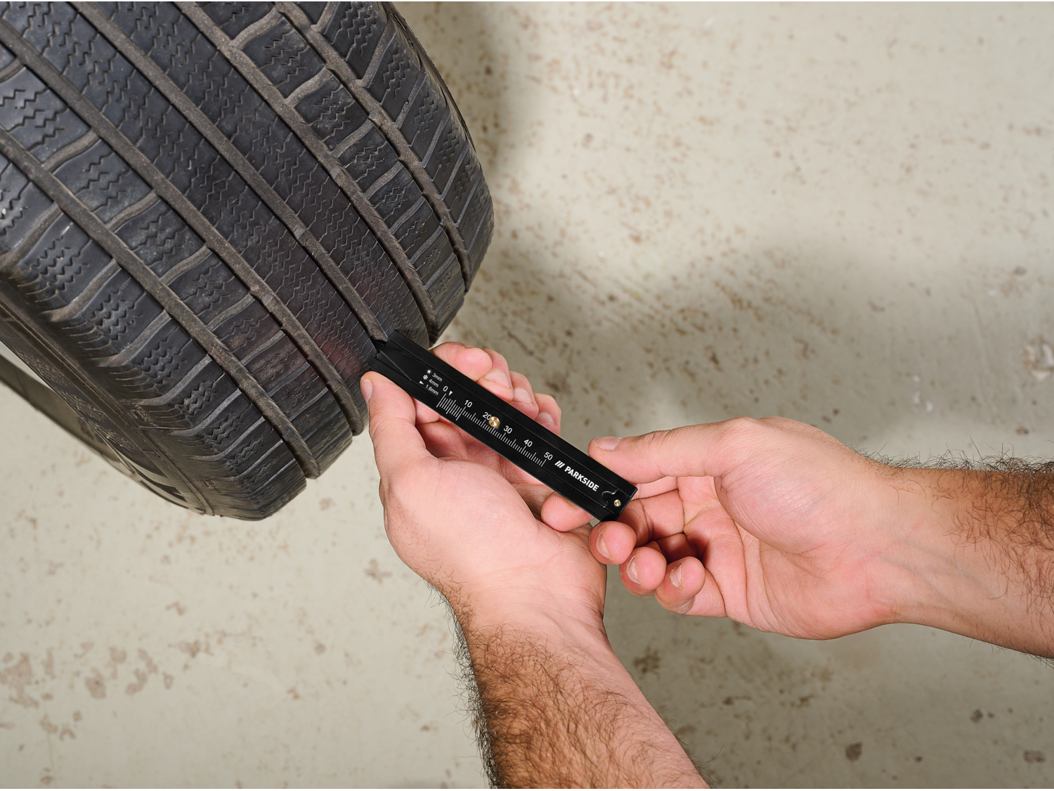 PARKSIDE® 6 részes autószerszám készlet – keresztemelő kulccsal, térdpárnával és LED-lámpával