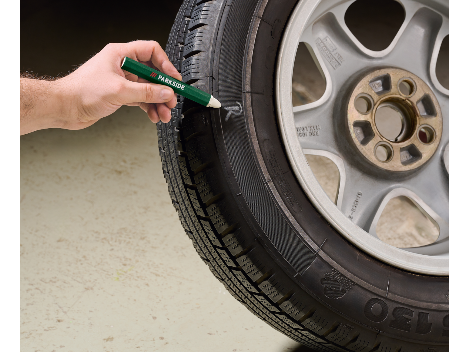 PARKSIDE® 6 részes autószerszám készlet – keresztemelő kulccsal, térdpárnával és LED-lámpával