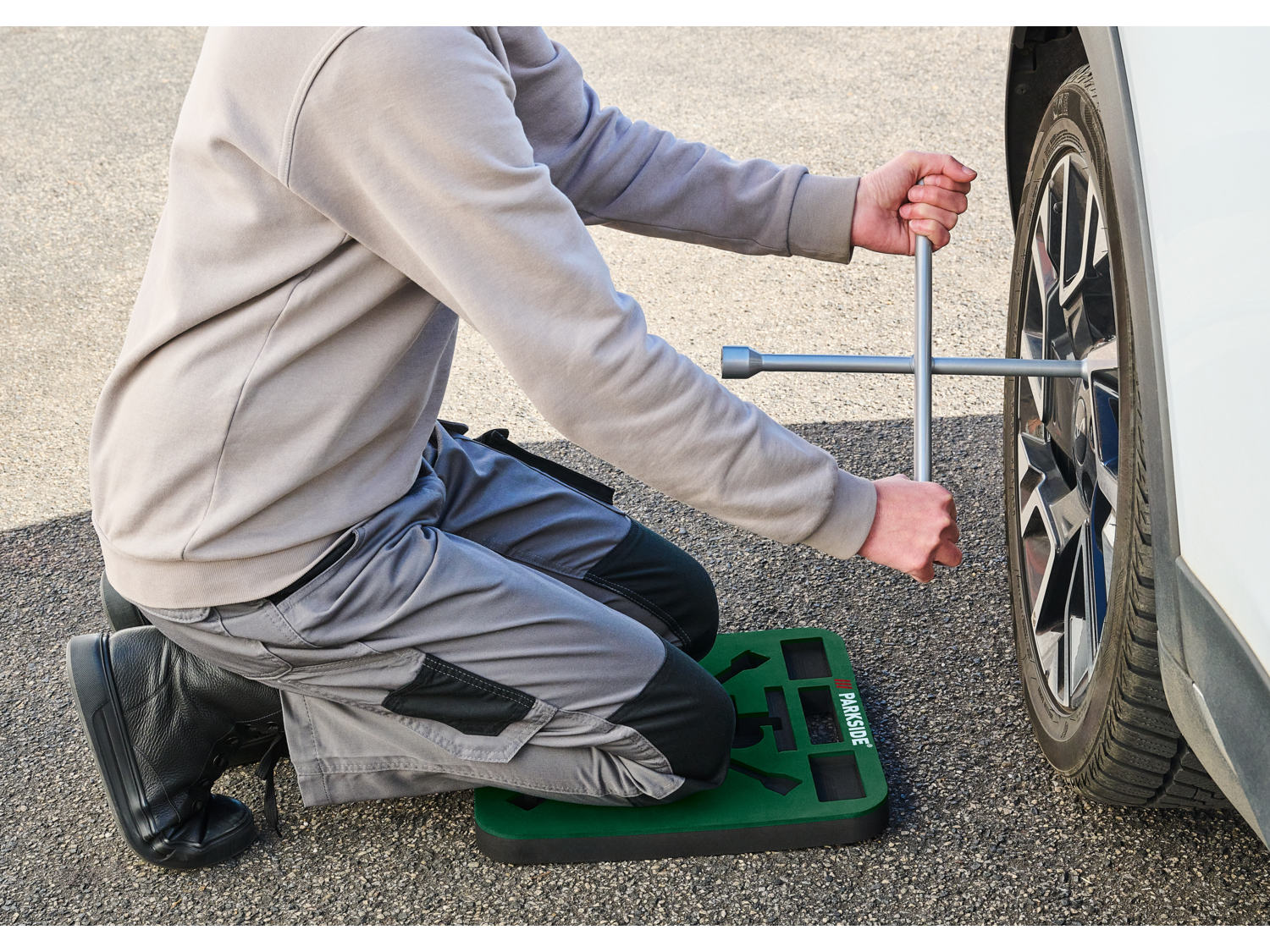 PARKSIDE® 6 részes autószerszám készlet – keresztemelő kulccsal, térdpárnával és LED-lámpával