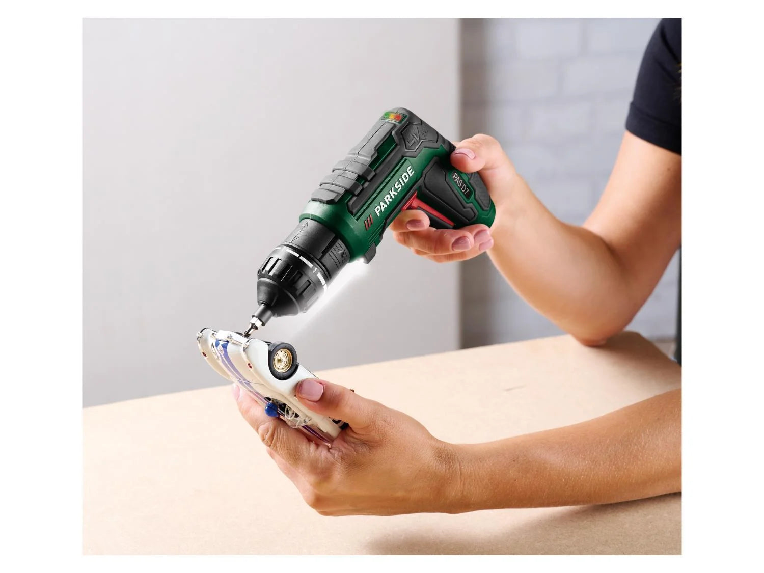 PARKSIDE® PAS D7 4V akkus csavarozó cserélhetõ fejekkel