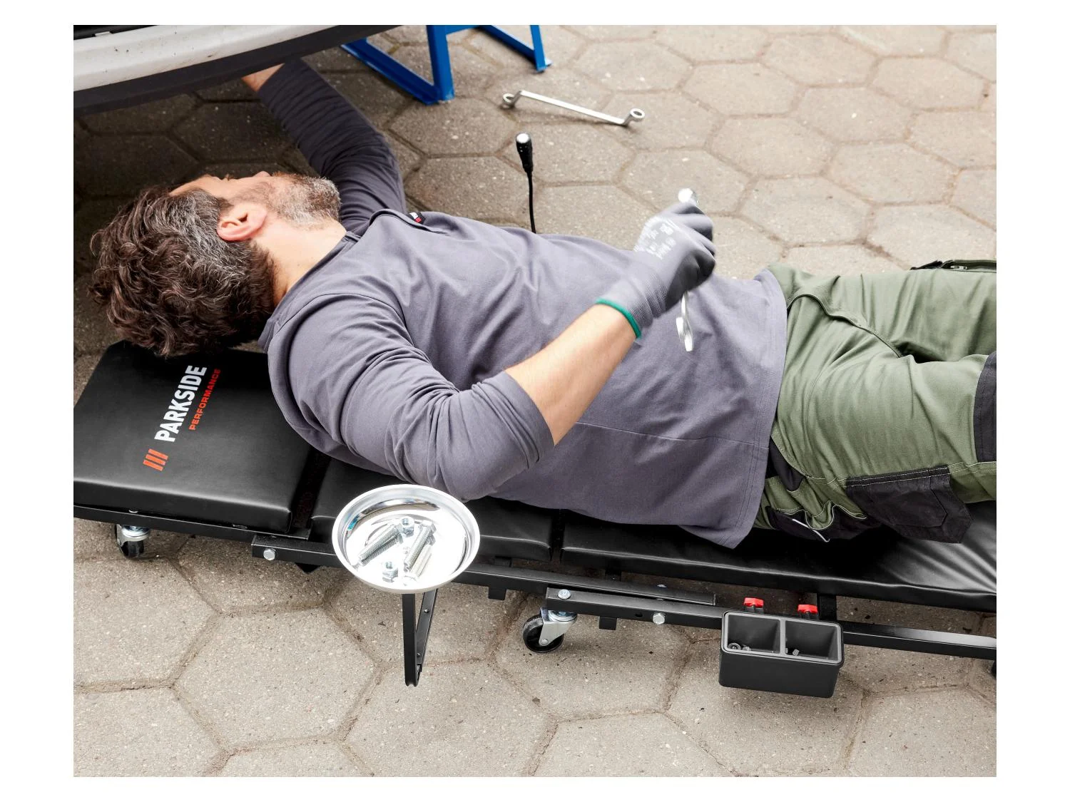PARKSIDE® PERFORMANCE 2 az 1-ben szerelõasztal és fekvõ szerelõkocsi, LED-lámpával és tartozékokkal