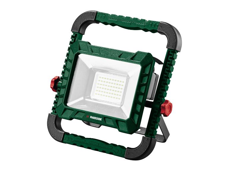 PARKSIDE® PASL 44 A1 LED munkalámpa, 4500 lm, 43,5 W, IP54, beépített 2500 W-os aljzattal